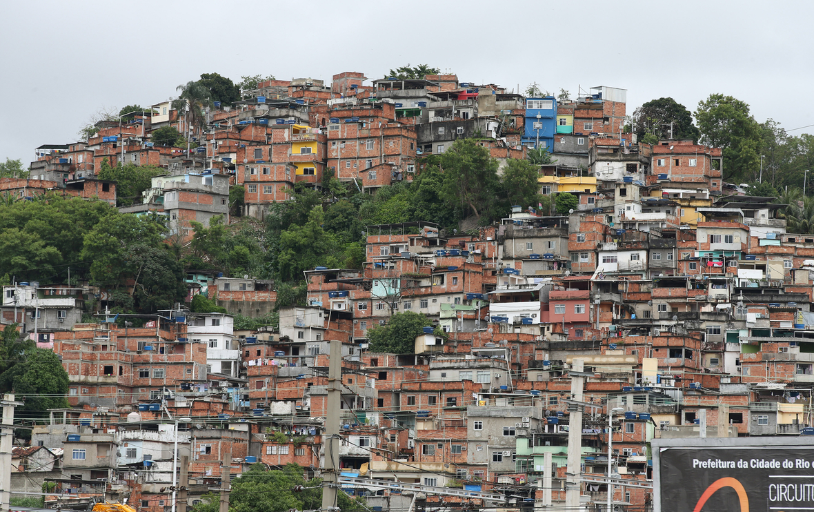 Favelas, die Armenviertel in Rio de Janeiro, erstrecken sich am Rande der Großstadt.