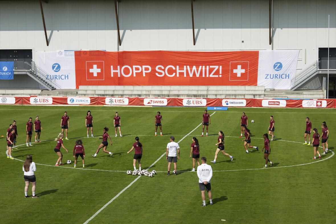 Die Schweizer Nationalmannschaft der Fußballerinnen trainiert im Juni 2025 zur Vorbereitung der EURO 2025.