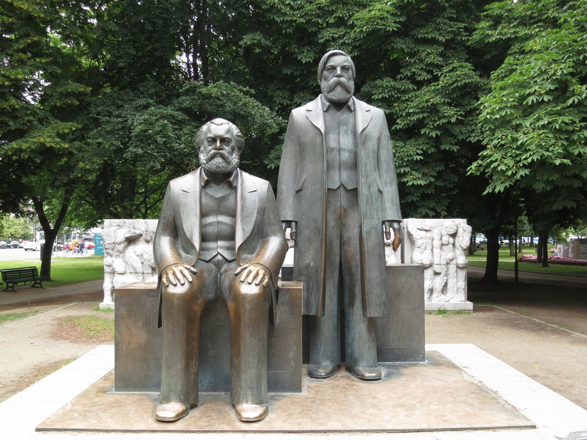 Auf dem Gelände des ehemaligen Marx-Engels-Forums, Berlin, steht die Bronze-Skulptur von Karl Marx (sitzend) und Friedrich Engels vom Bildhauer Ludwig Engelhardt.