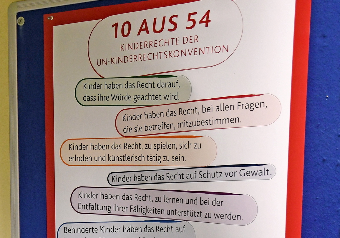 Plakat mit einigen Kinderrechten aus der Kinderrechtskonvention der Vereinten Nationen