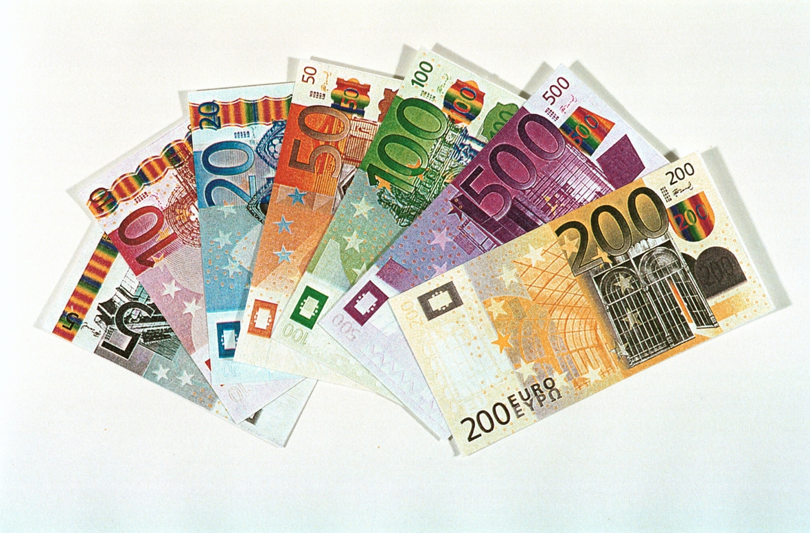 Verschiedene Euro-Banknoten liegen aufgefächert.
