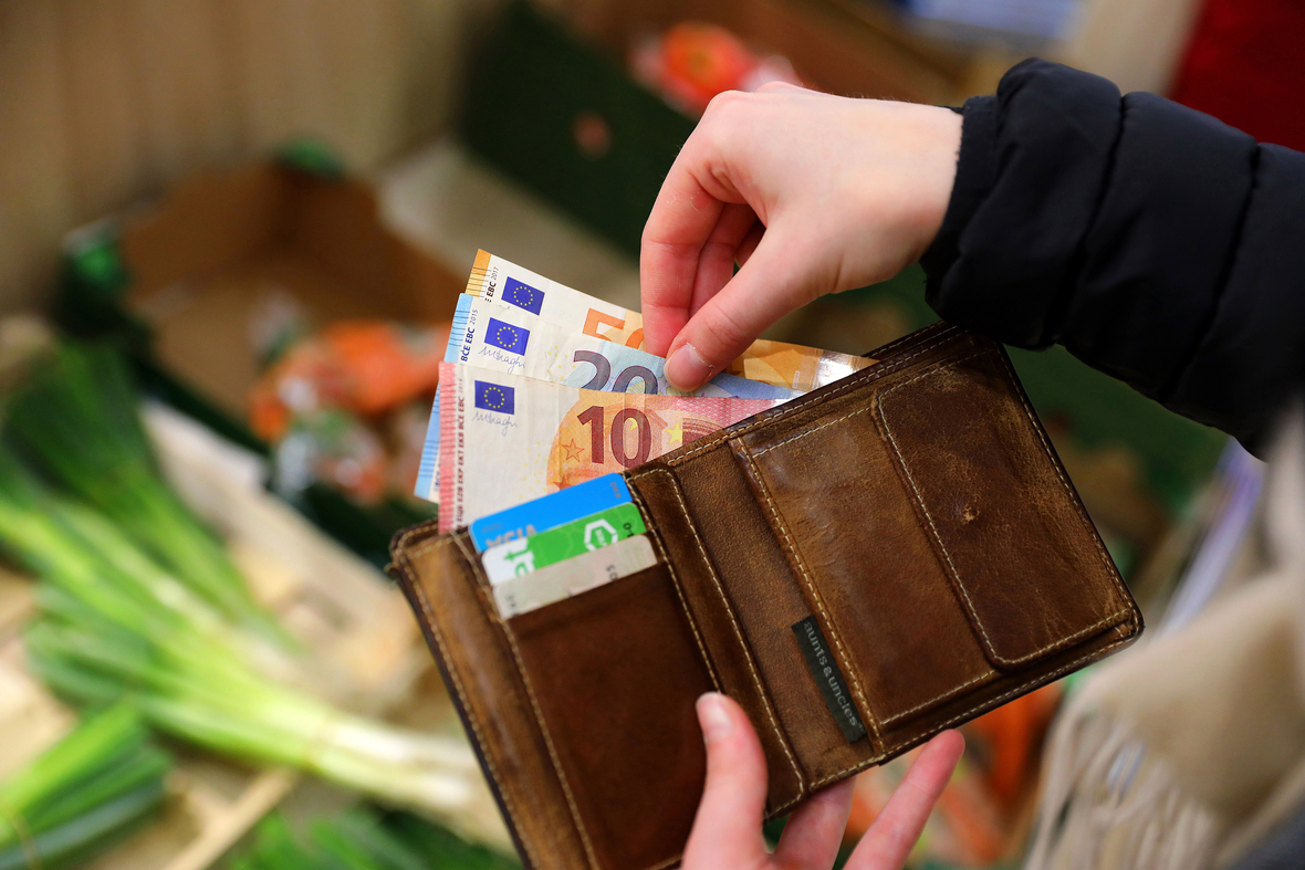 In einem Geldbeutel stecken verschiedene Euro-Scheine