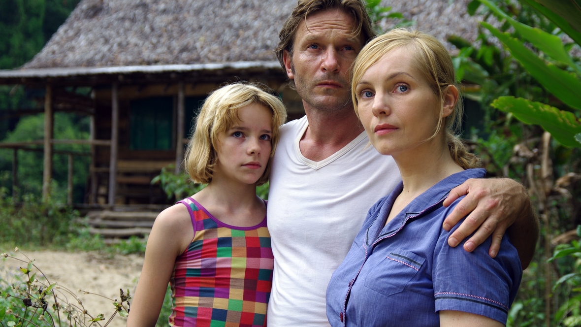 Die Schauspielerin Stella Kunkat als Sabine Kuegler mit ihren Film-Eltern D...