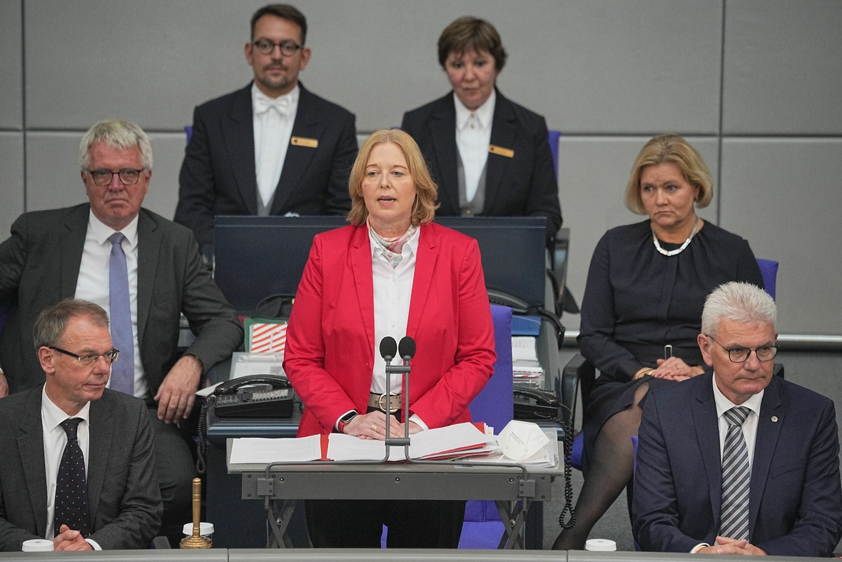 Bundestagspräsidentin Bärbel Bas umgeben von ihren Kolleginnen und Kollegen im Präsidium des Deutschen Bundestags