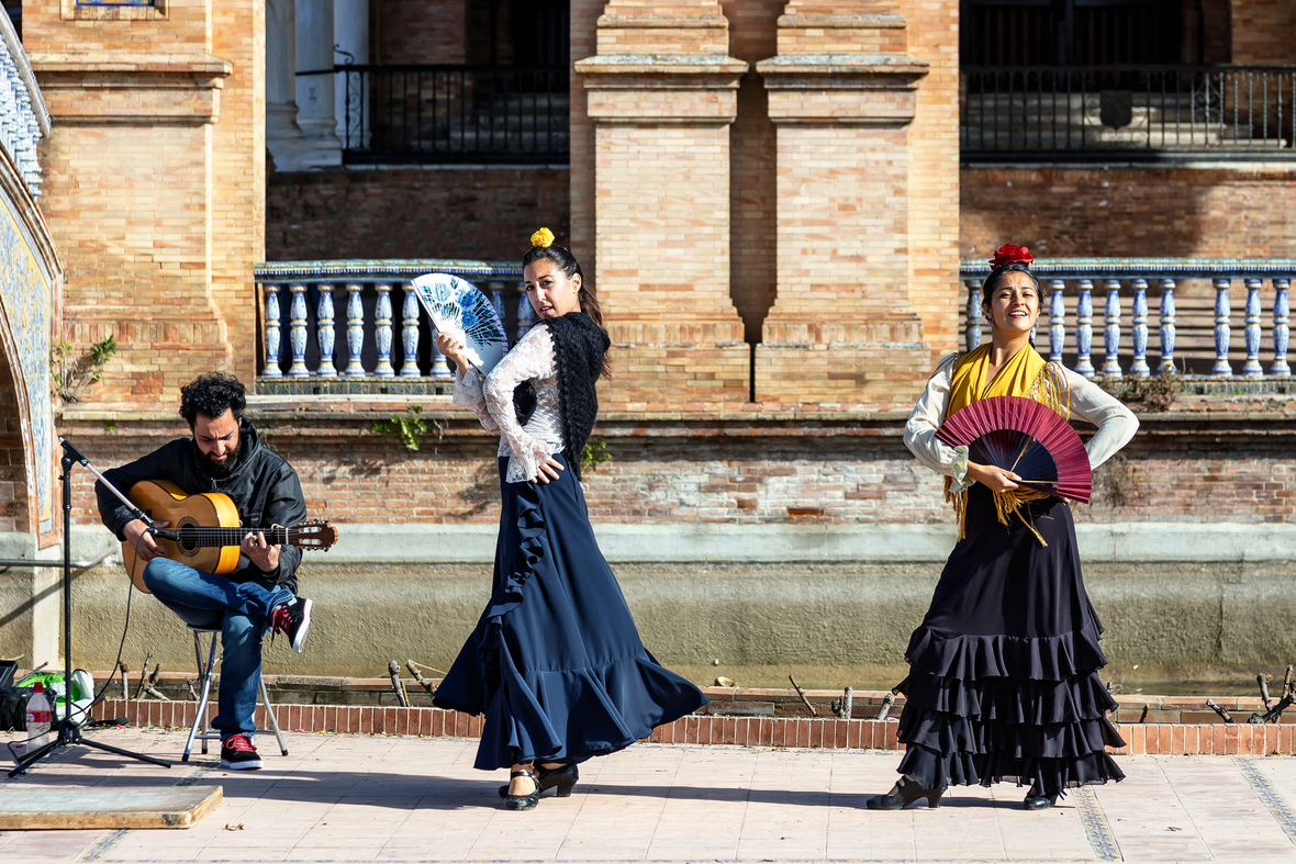 Zwei Flamencotänzerinnen und ein Musiker auf der Spanischen Treppe in Sevilla