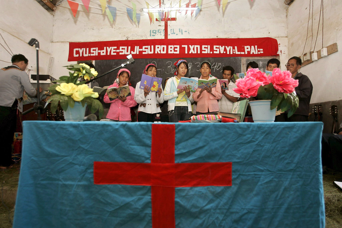 Das Christentum hat Anhänger weltweit. Hier feiern chinesische Christinnen und Christen Ostern in ihrer Gemeinde in Xinjian.