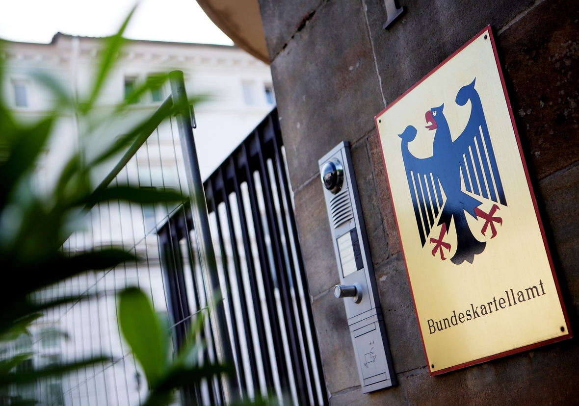 Ein Schild weist auf den Eingang zum Bundeskartellamt in Bonn hin.