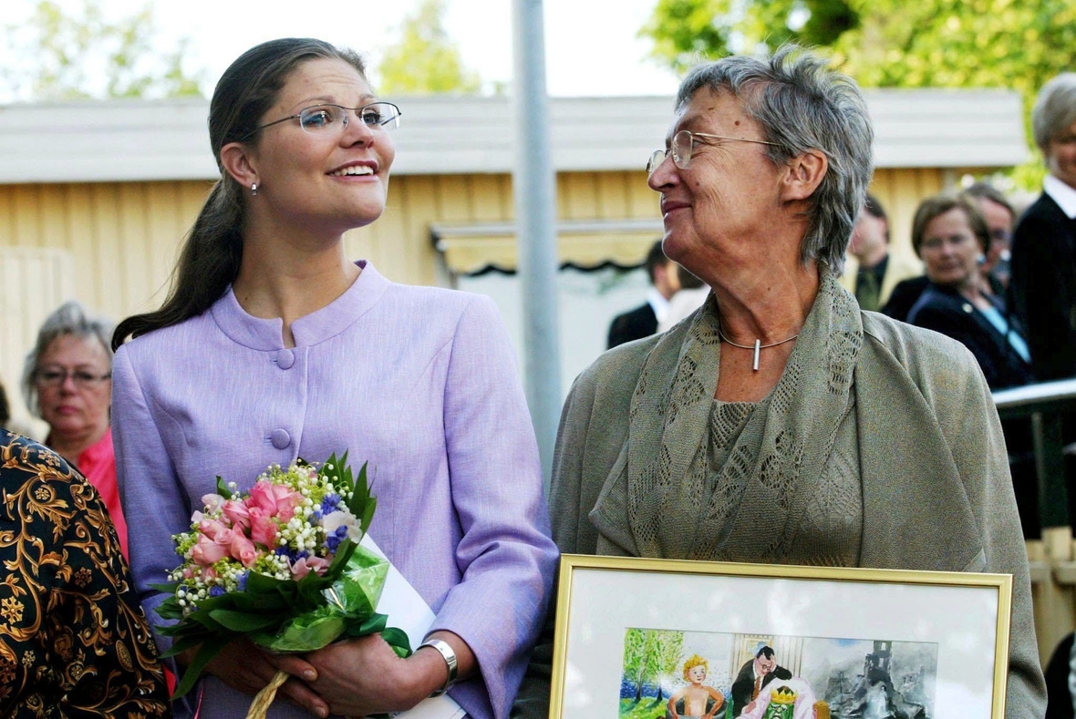 Juni 2003: Christine Nöstlinger erhält den Astrid Lindgren-Preis und lässt sich mitn Kronprinzessin Victoria von Schweden (links) fotografieren.