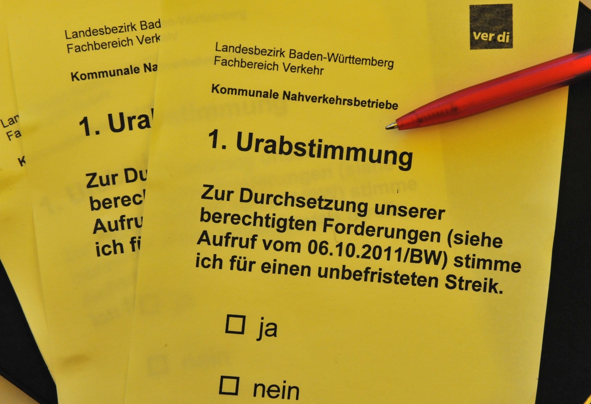 Die Arbeitnehmer stimmen mit ihrem Stimmzettel darüber ab, ob sie unbefristet streiken wollen.