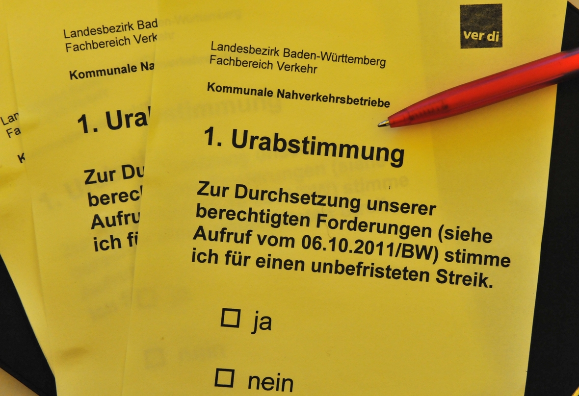 Die Arbeitnehmer stimmen mit ihrem Stimmzettel darüber ab, ob sie unbefristet streiken wollen. 