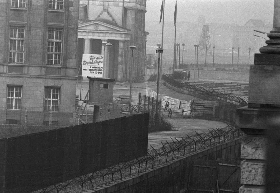 Die Berliner Mauer führte entlang des Brandenburger Tors, hier eine Aufnahme aus dem Jahr 1966.