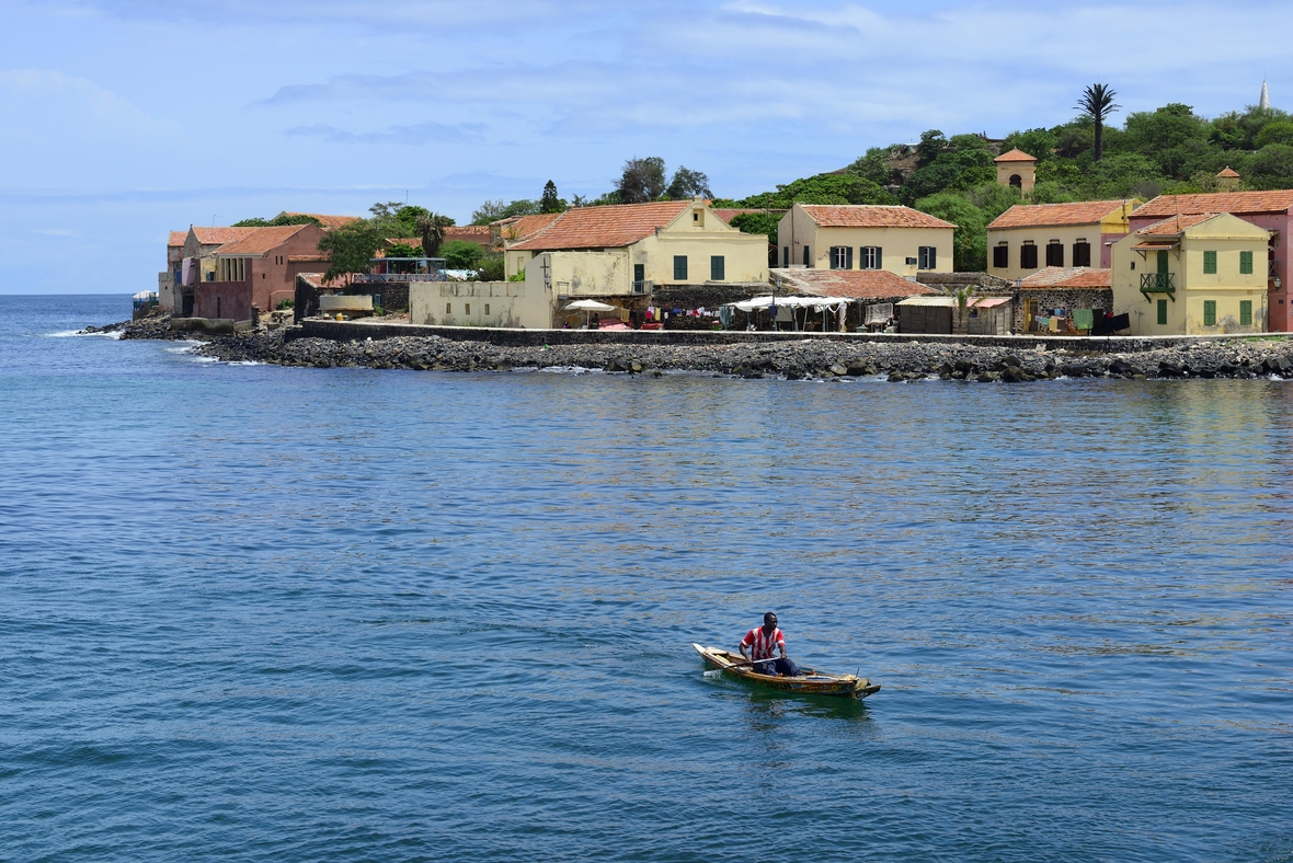 Fischer im Kanu vor der Sklaveninsel Gorée.  Auf der Insel Gorée verkauften Europäer bis Mitte des 19 Jahrhunderts Sklaven nach Amerika .