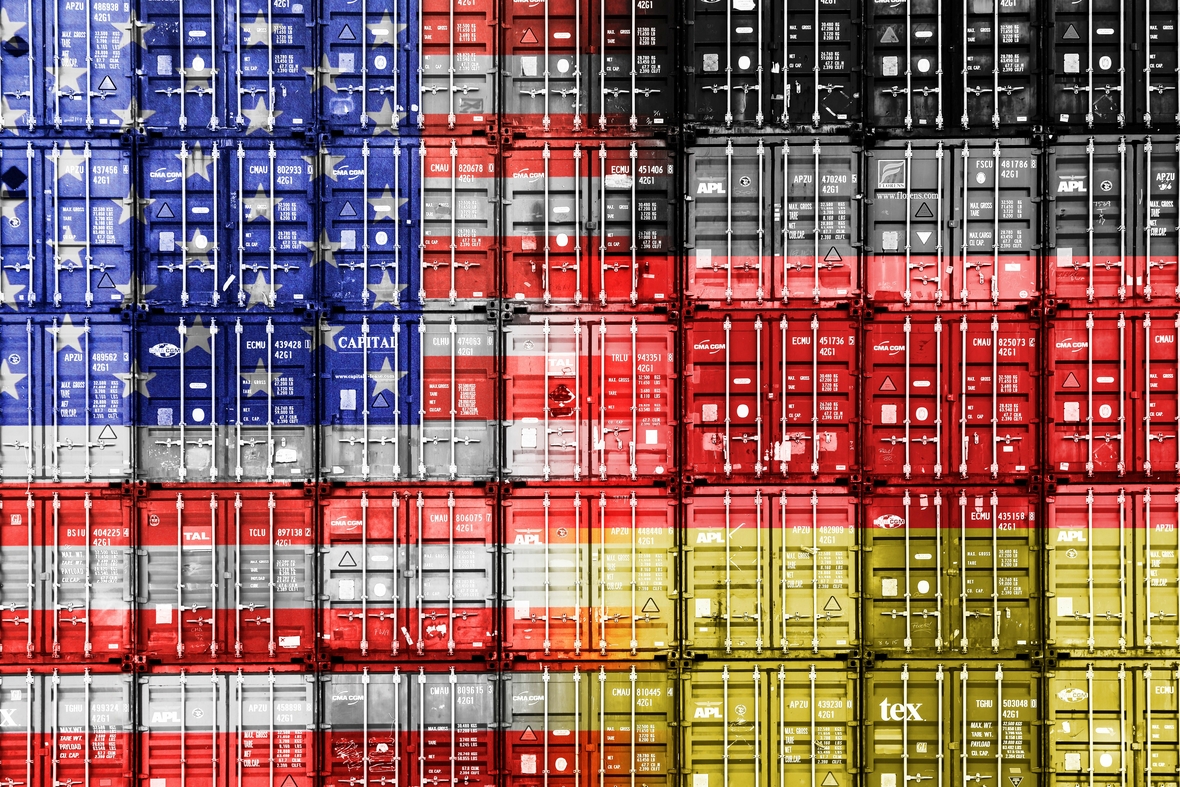 Gestapelte Container mit den Fahnen von Deutschland und USA auf ihrer Vorderseite