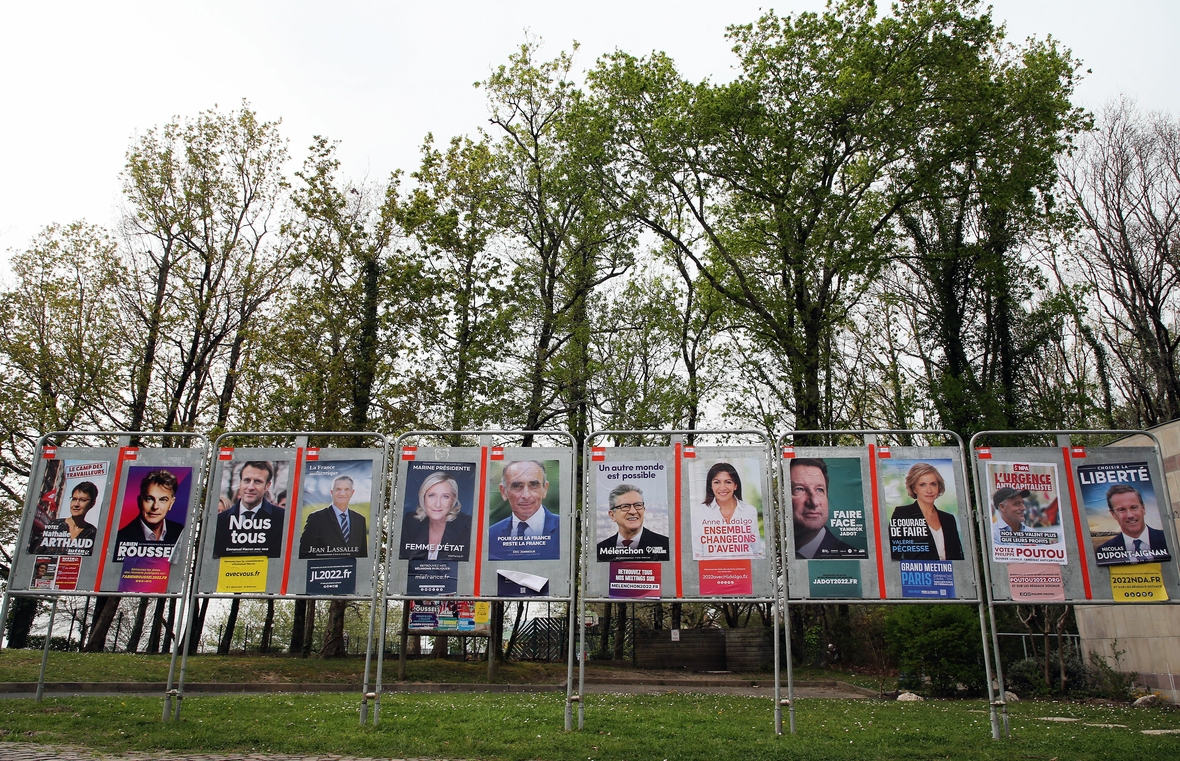 12 Wahlplakate für die Präsidentschaftswahl 2022 in Frankreich  