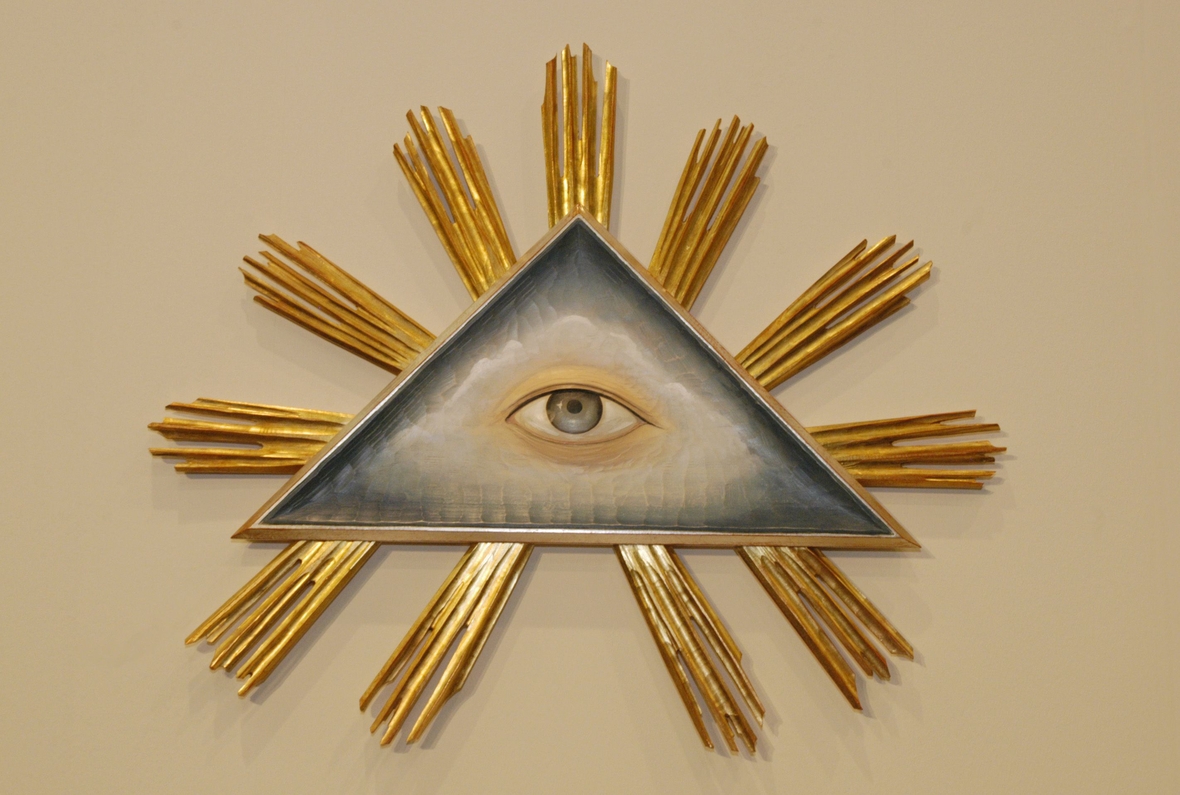 Das "Auge Gottes": Die Darstellung drückt die Überzeugung aus, dass Gott über den Menschen wacht. Das Auge Gottes ist Symbol für die Dreifaltigkeit. In einem goldnen Dreieck, das von Strahlen umgeben ist, ist eine Pupille zu sehen. 