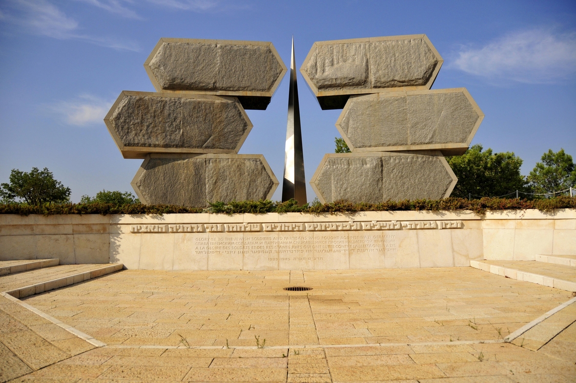 Das Bild zeigt die Holocaust-Gedenkstätte Yad Vashem in Jerusalem. Es ist ein Monument für die Soldaten, die im 3. Reich gegen die Nazis gekämpft haben.