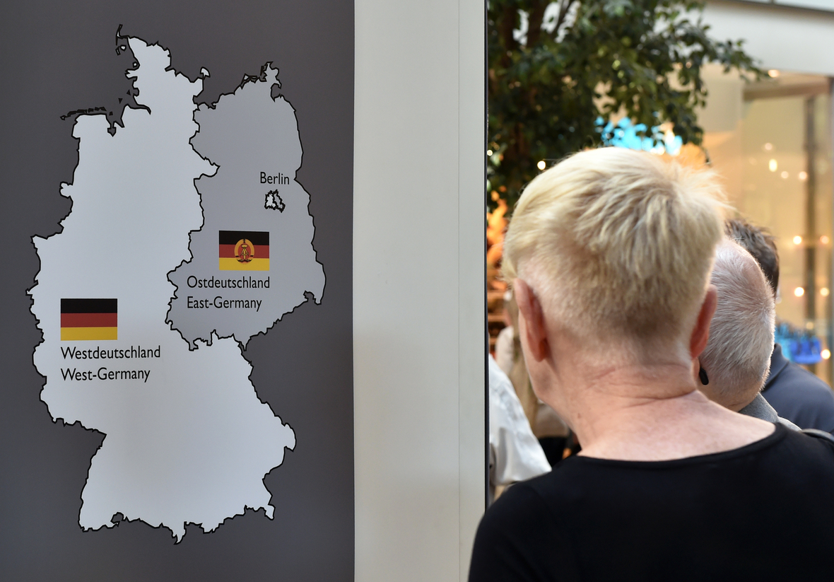 Eine Schautafel zeigt die Grenze zwischen der Bundesrepublik Deutschland und der DDR vor der Wiedervereinigung.
