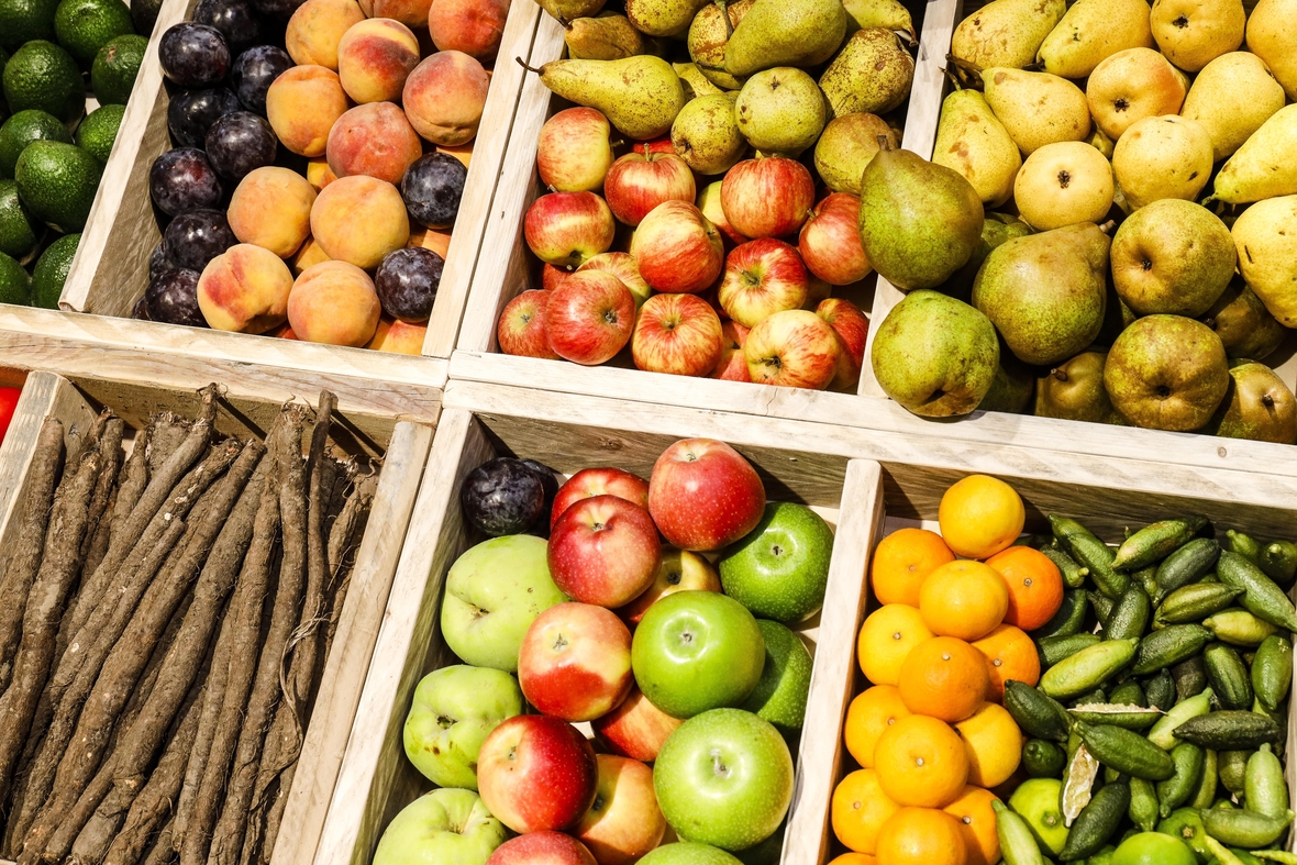 Obst und Gemüse soll man täglich essen. Hier liegt nebeneinander unterschiedliches Obst und Gemüse: Birnen, Äpfel, Aprikosen, Schwarzwurzeln, Gurken und Avocado.