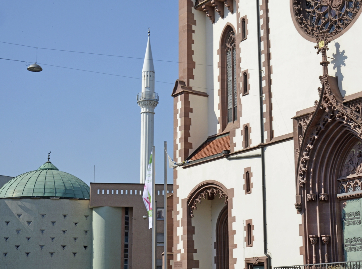الاحترام بين الأديان المختلفة، كما نشاهده هنا في مانهيام، حيث نرى المسجد قرب الكنيسة الكاثوليكية