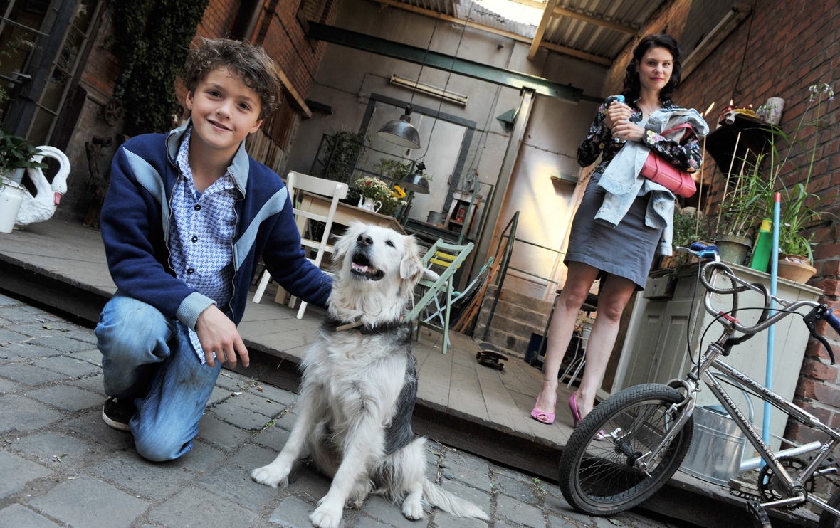 Von links nach rechts: Faas Wijn und Rifka Lodeizen, die Tony und seine Mutter Sissy spielen, bei den Dreharbeiten