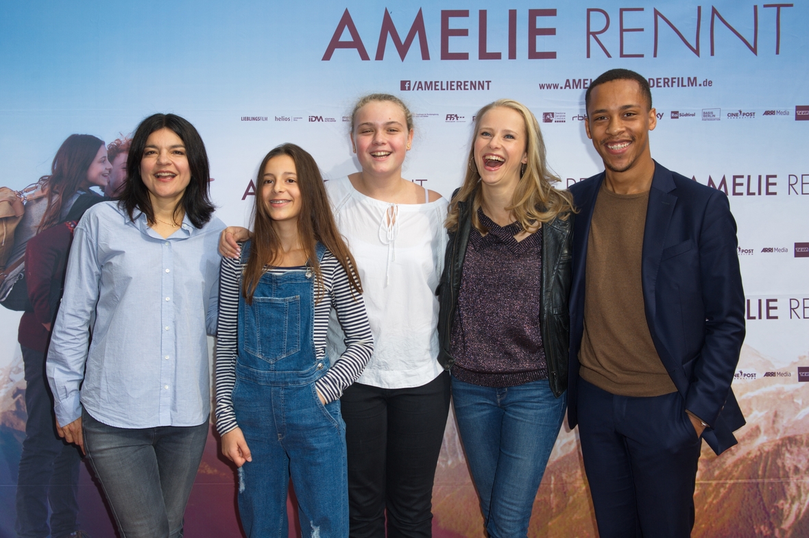 Von links nach rechts: Die Schauspieler Jasmin Tabatabai, Mia Kasalo, Shenia Pitschmann, Susanne Bormann und Jerry Hoffmann bei der Premiere ihres Films Amelie rennt. Sie lachen in die Kamera.er die gelungene Filmpremiere