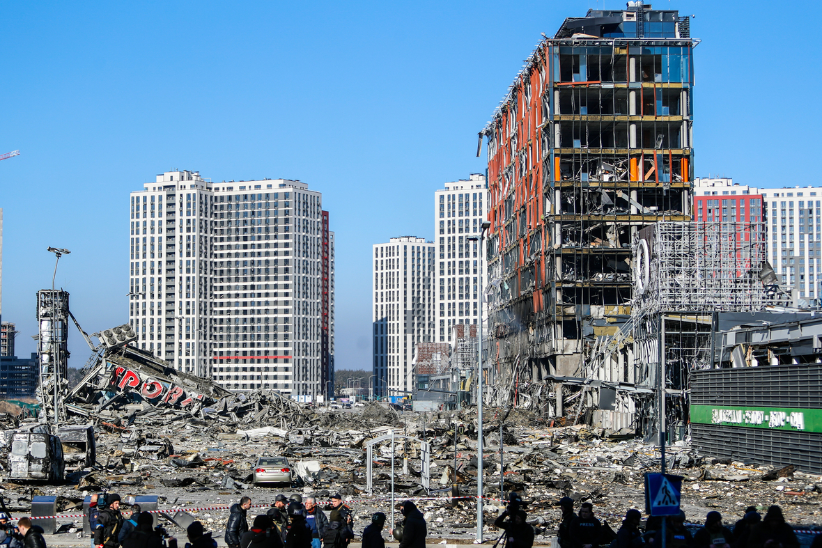 21. März 2022: Von einem russischen Luftangriff zerstörte Autos und Gebäude in der ukrainischen Hauptstadt Kiew.