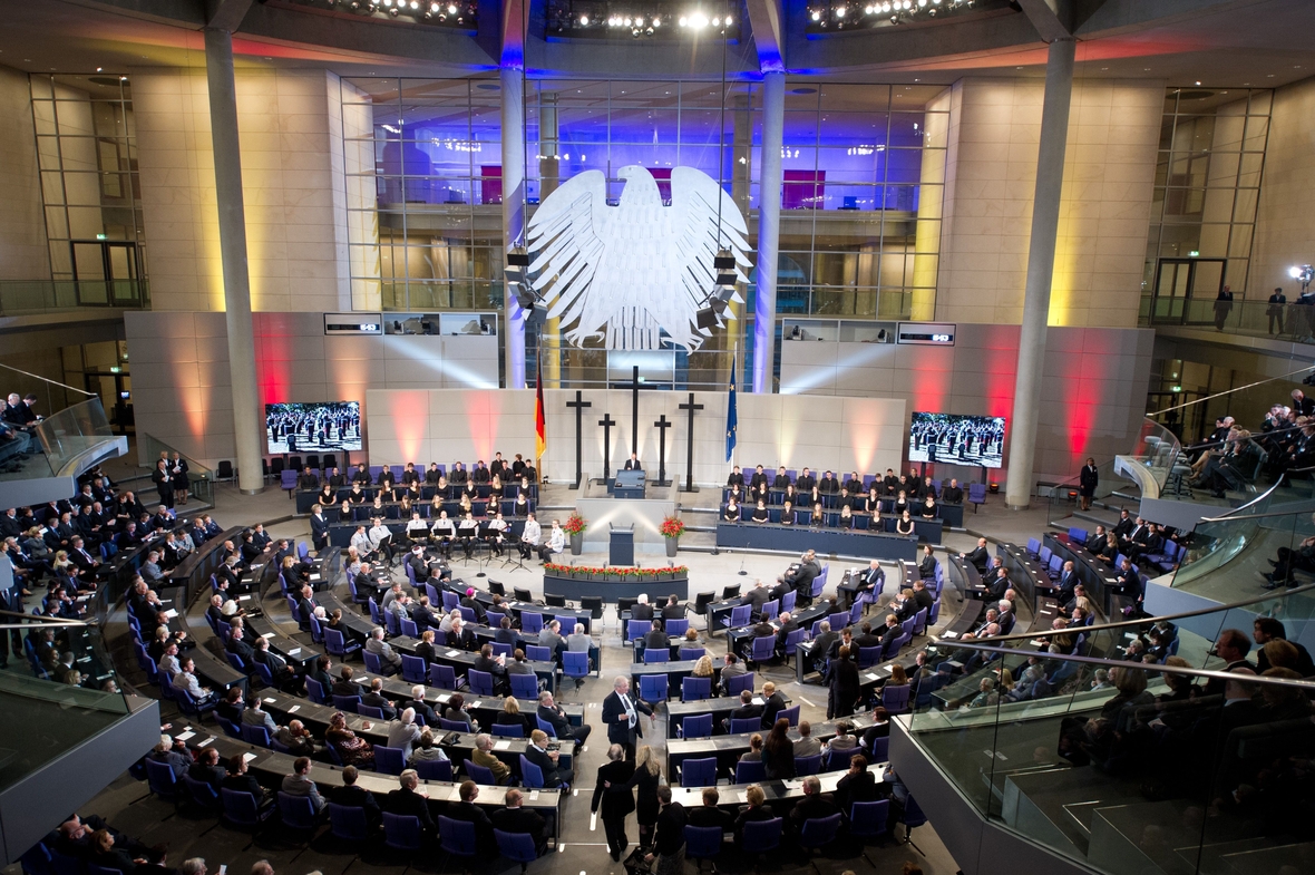 Jedes Jahr sind am Volkstrauertag nicht nur die Abgeordneten, sondern auch Gäste in den Plenarsaal des Bundestages eingeladen. Sie kommen  zu einer Gedenkstunde für die Opfer der Weltkriege zusammen.