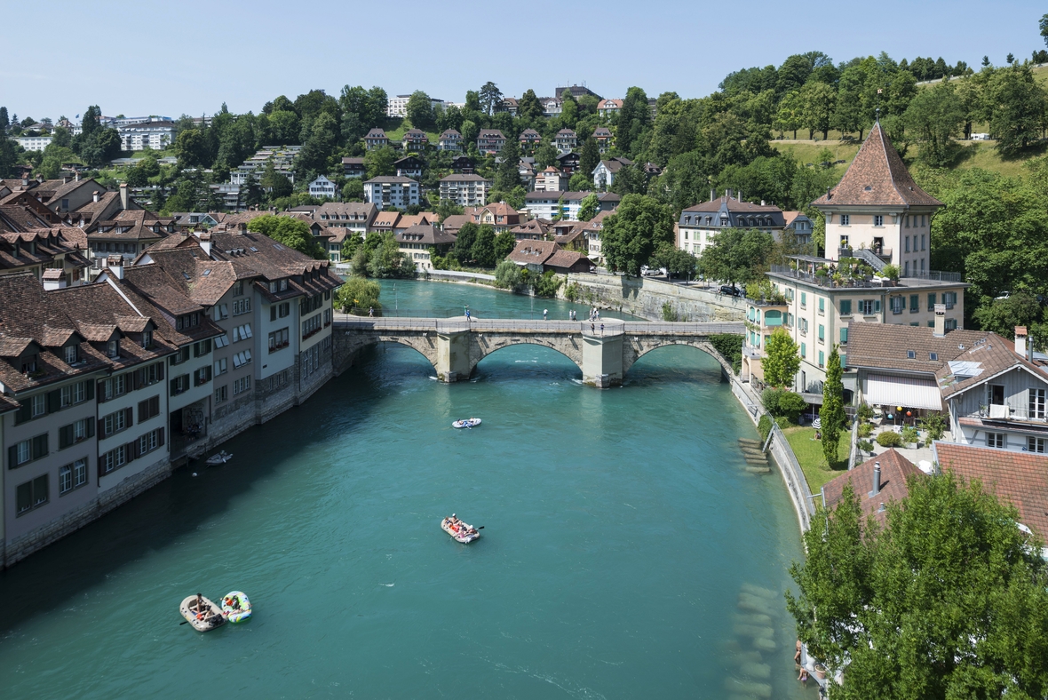 Ausblick auf den Fluss Aare mit der Untertorbrücke in der Altstadt von Bern, der Hauptstadt der Schweiz.