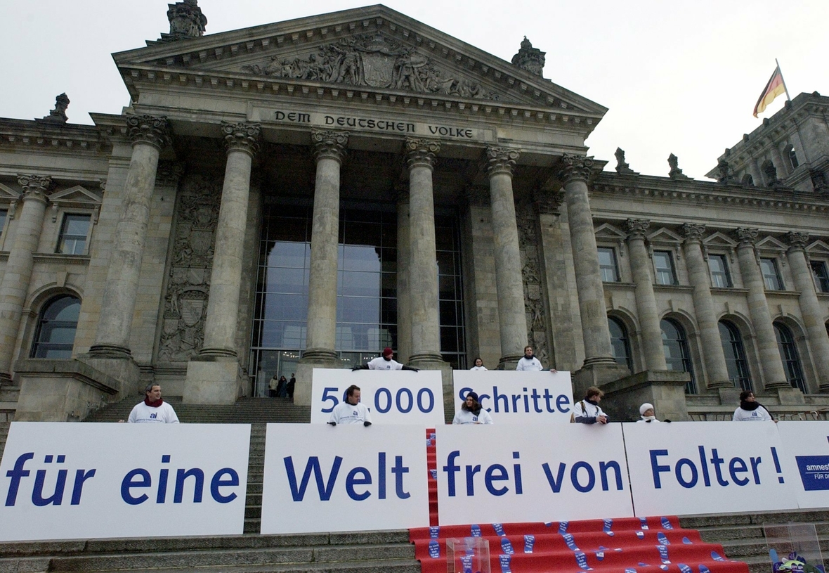 „50 000 Schritte für eine Welt frei von Folter“ - Eine Aktion von amnesty international vor dem Berliner Reichstag im Dezember 2001