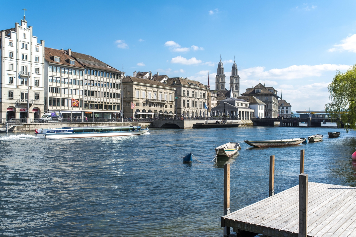 Der Fluss Limmat fließt durch Zürich, die größte Stadt der Schweiz.