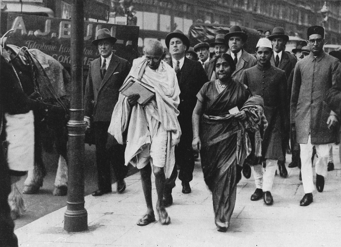Mahatma Gandhi (1869-1948) war der Führer der indischen Unabhängigskeitsbewegung. Er setzte sich sein Leben lang für eine gewaltfreien Widerstand ein. Auf dem Foto sieht man ihn (in weißer Kleidung) 1931 in England auf dem Weg zu Verhandlungen über die Unabhängigkeit Indiens.