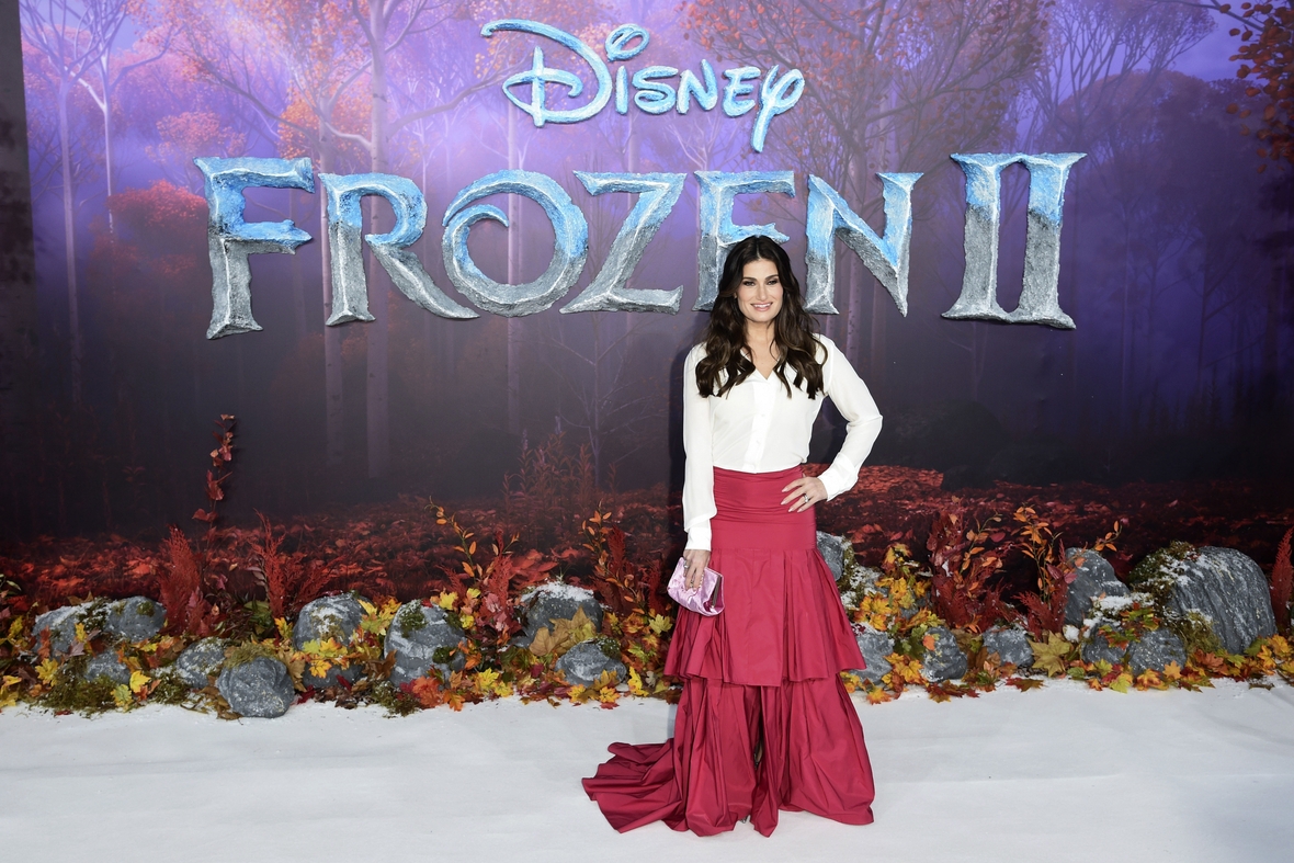 Idina Menzel, die die Eiskönigin Elsa spielt, steht bei der Premiere des Films in London vor dem Filmplakat