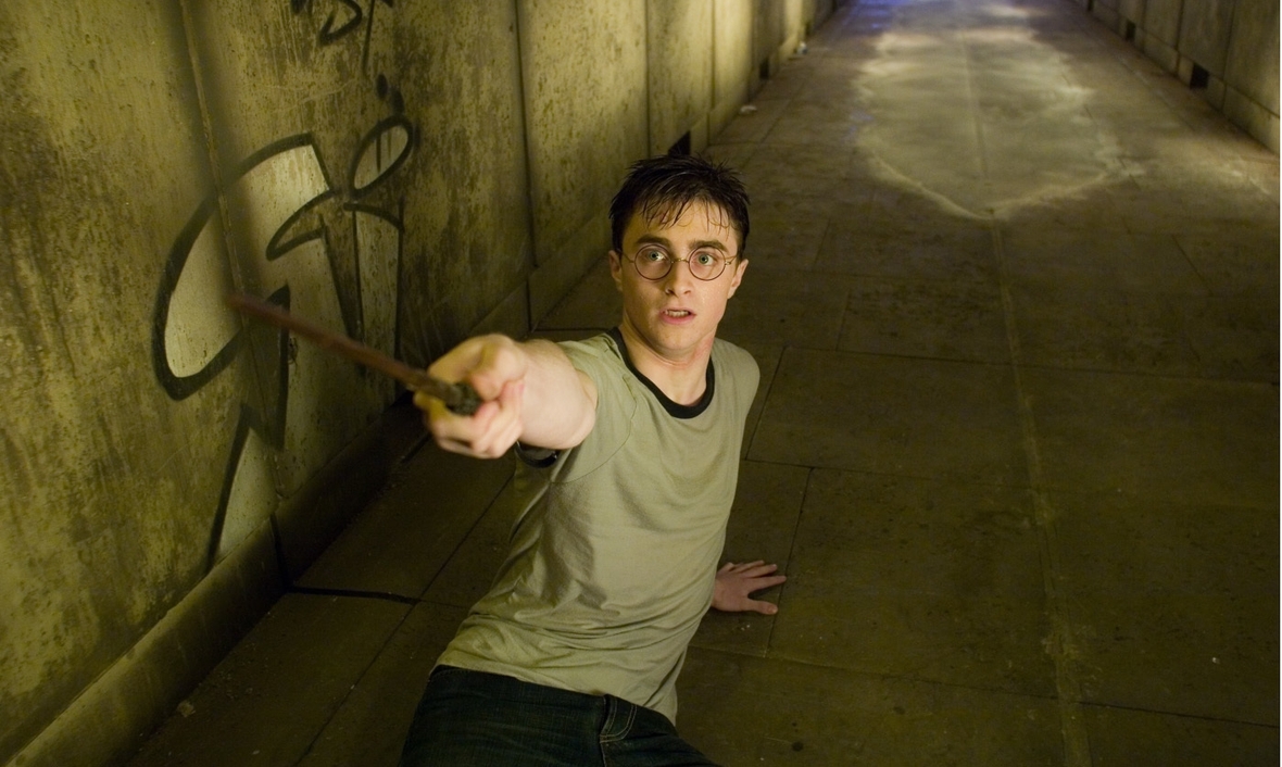 Szenenbild: Harry Potter liegt mit seinem Zauberstab am Boden 