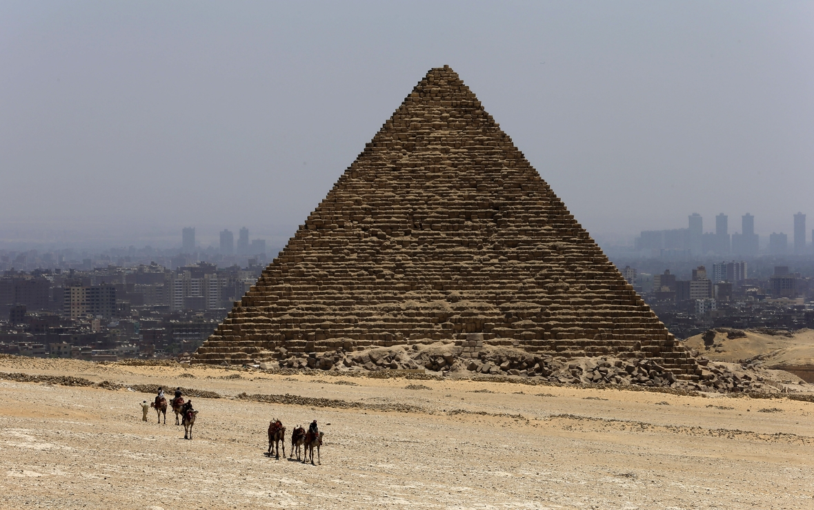 Gezeigt wird die Pyramide von Giza bei Kairo, Ägypten. Ähnlich wie eine Pyramide ist eine Hierarchie aufgebaut. 