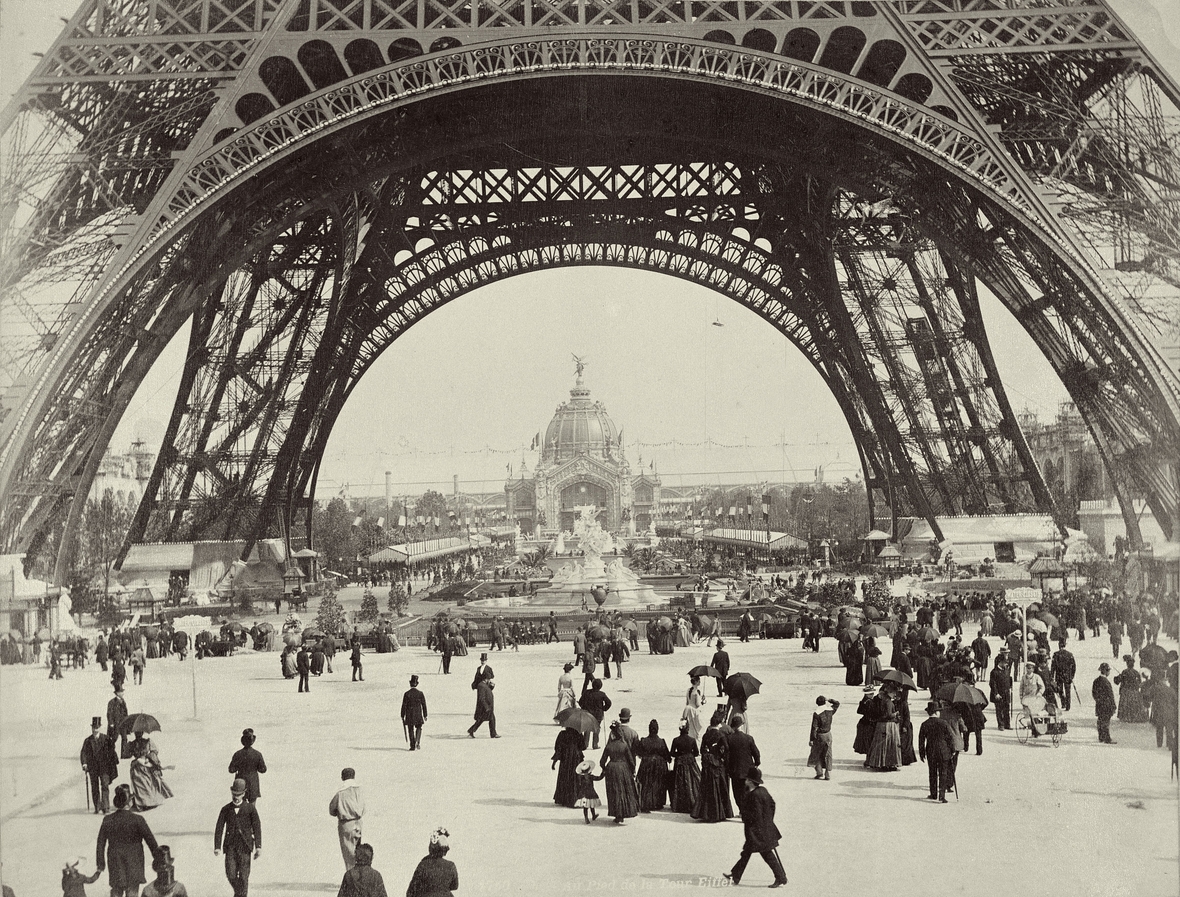Der Sockel des Eiffelturms bildet den Eingang zur Weltausstellung in Paris, 1889