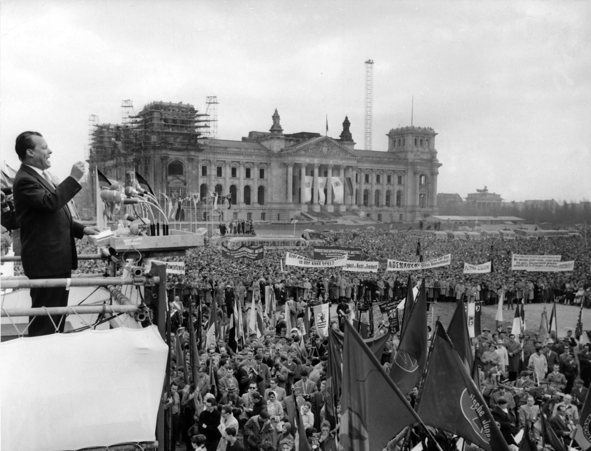 "الحرية للجميع" – هذا ما طالب به عمدة برلين، فيلي براندت في 1 مايو/أيار 1960. وشارك في هذه المظاهرة مواطنون من شطري برلين أمام مبنى البرلمان.