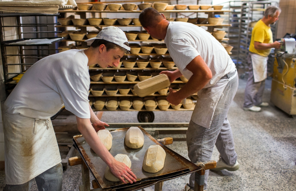 Bäcker beim Herstellen von Streuselschnecken.