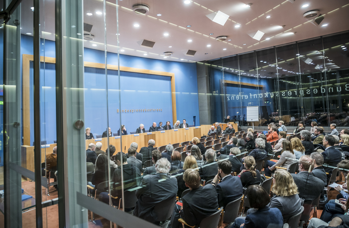 Mitglieder der Bundespressekonferenz stellen Fragen.