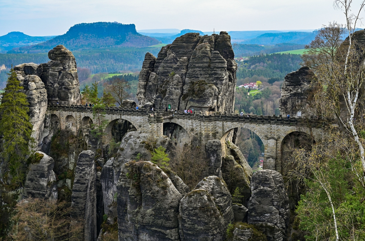 Die Basteibrücke im Elbsandsteingebirge im Nationalpark Sächsische Schweiz. Die Felsen sind ein beliebtes Ausflugsziel. 