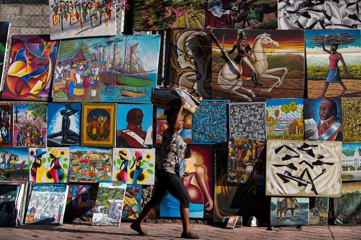 Haitianische Gemälde werden auf einem Markt in Port-au-Prince verkauft.