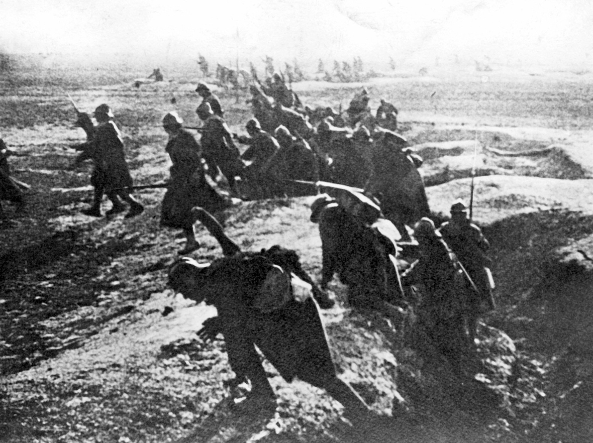 Soldaten kämpfen in Verdun (Frankreich). Die Schlacht fand von Februar bis Dezember 1916 statt. Die Verluste waren sehr hoch. 