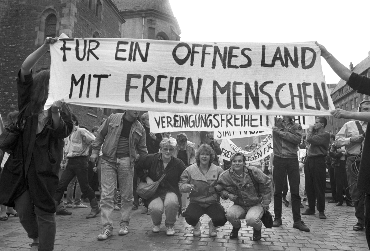 4. September 1989 in Leipzig: Bürgerinnen und Bürger der DDR fordern bei der ersten Montagsdemonstration die Öffnung der DDR-Grenzen. Auf ihren Plakaten steht "Für ein offenes Land mit freien Menschen" und "Vereinigungsfreiheit" 