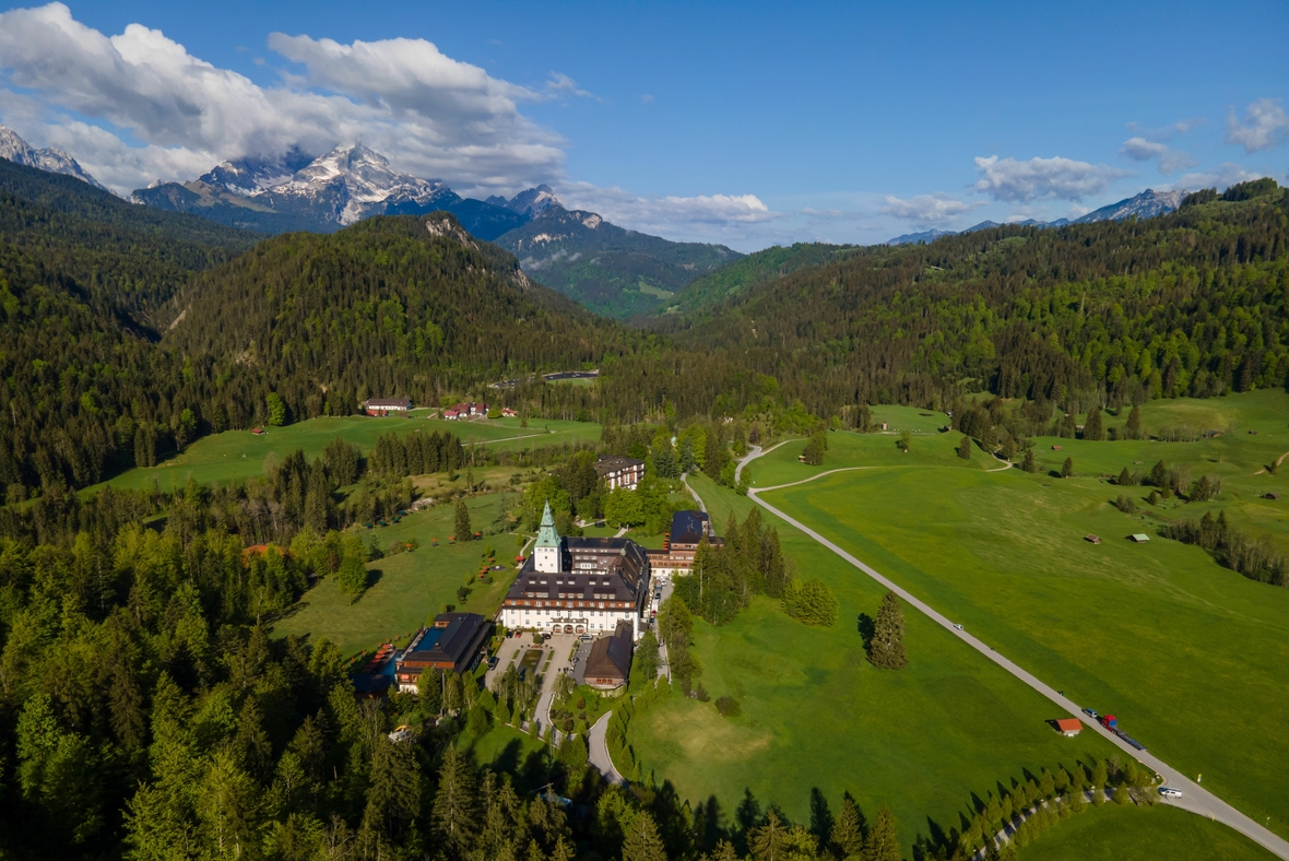 Drohnenaufnahme vom Schloss Elmau. Dort wird vom 26. bis 28. Juni 2022 zum zweiten Mal der G7-Gipfel 2022 stattfinden.