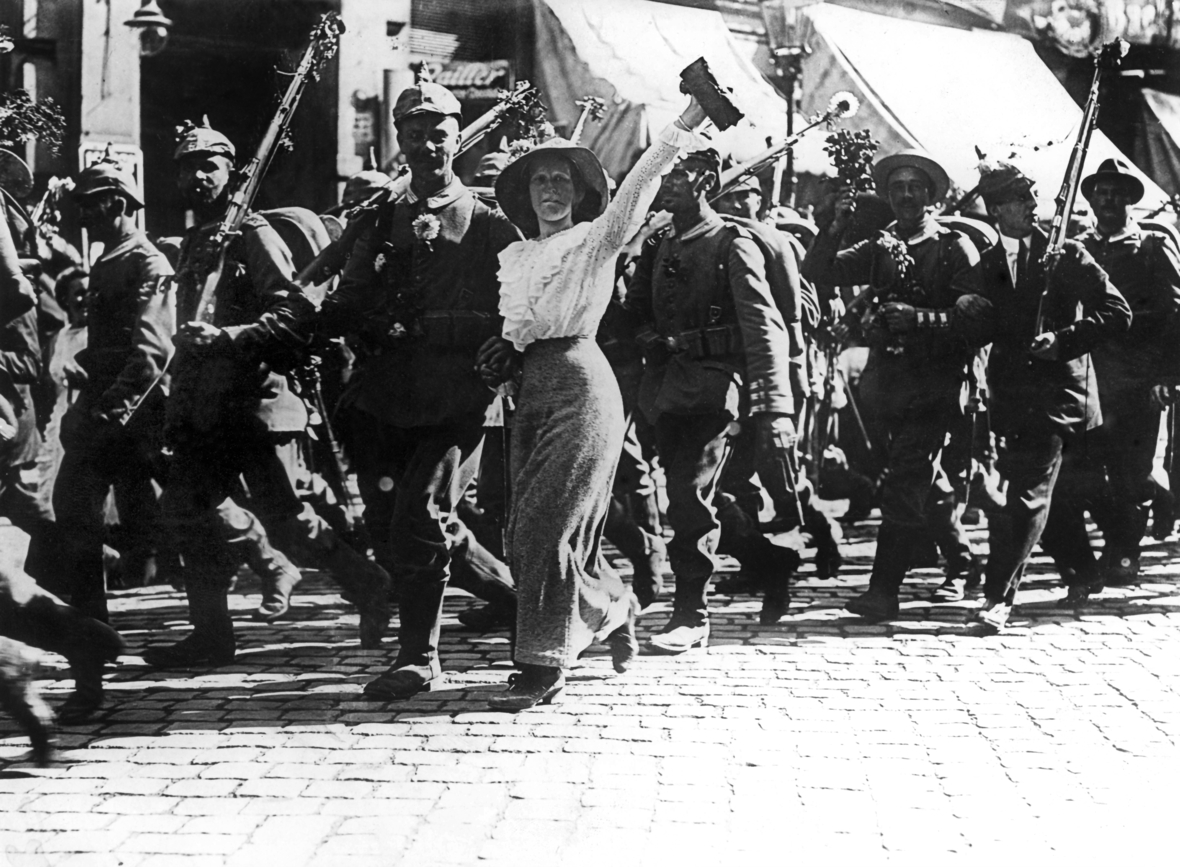 Abgebildet ist eine Aufnahme vom August 1914. Nachdem am 1. August 1914 durch Kaiser Wilhelm II. die allgemeine Mobilmachung verkündet worden ist, ziehen deutsche Soldaten in den Krieg.