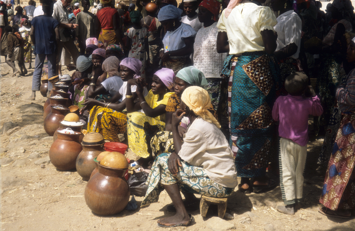 Frauen bieten Hirsebier auf einem Markt in Tourou in Kamerun an.