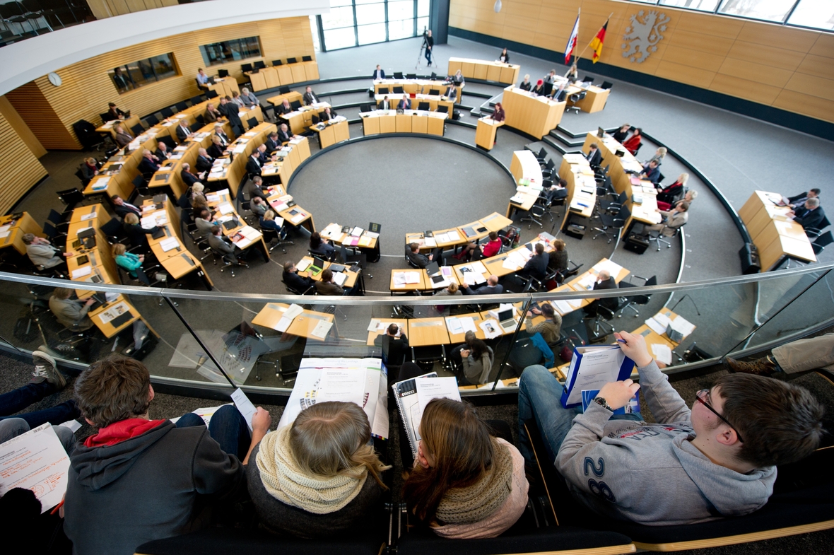 Thüringer Schülerinnen und Schüler besuchen den Landtag in Erfurt, der Landeshauptstadt von Thüringen.