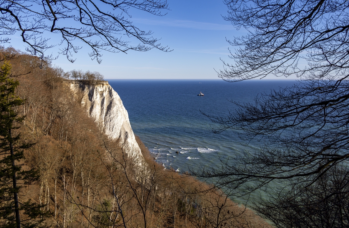 Blick auf den Kreidefelsen "Königsstuhl" im Nationalpark Jasmund. Der 118 Meter hohe Kreidefelsen ist das Wahrzeichen der Insel Rügen.