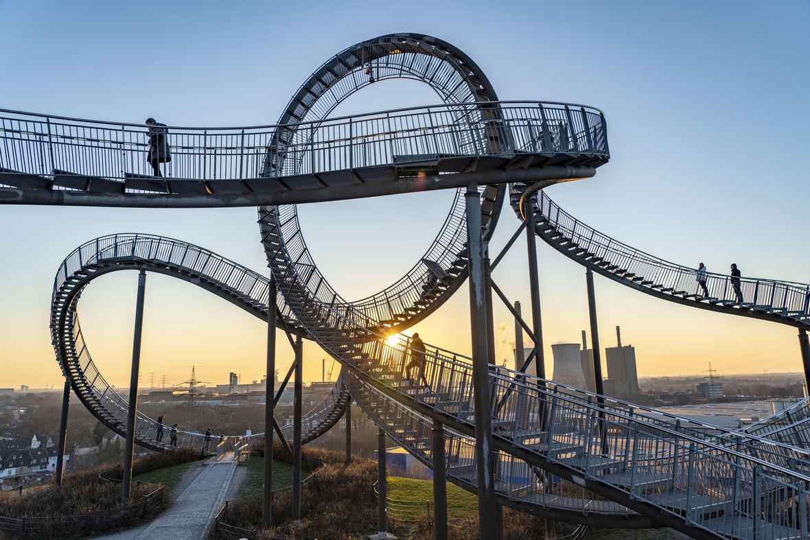 In Form einer Achterbahn steht das große und begehbare Kunstwerk "Tiger and Turtle – Magic Mountain" von Heike Mutter und Ulrich Genth auf dem Gelände einer stillgelegten Zinkhütte in Duisburg.