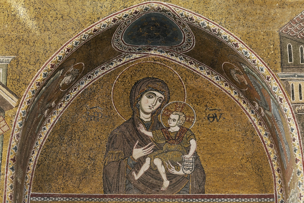 Ein Mosaik mit Goldgrund zeigt Maria mit dem Jesuskind. Das byzantinische Mosaik ist zu sehen in der Kathedrale Santa Maria Nuova, Palermo, Sizilien.
