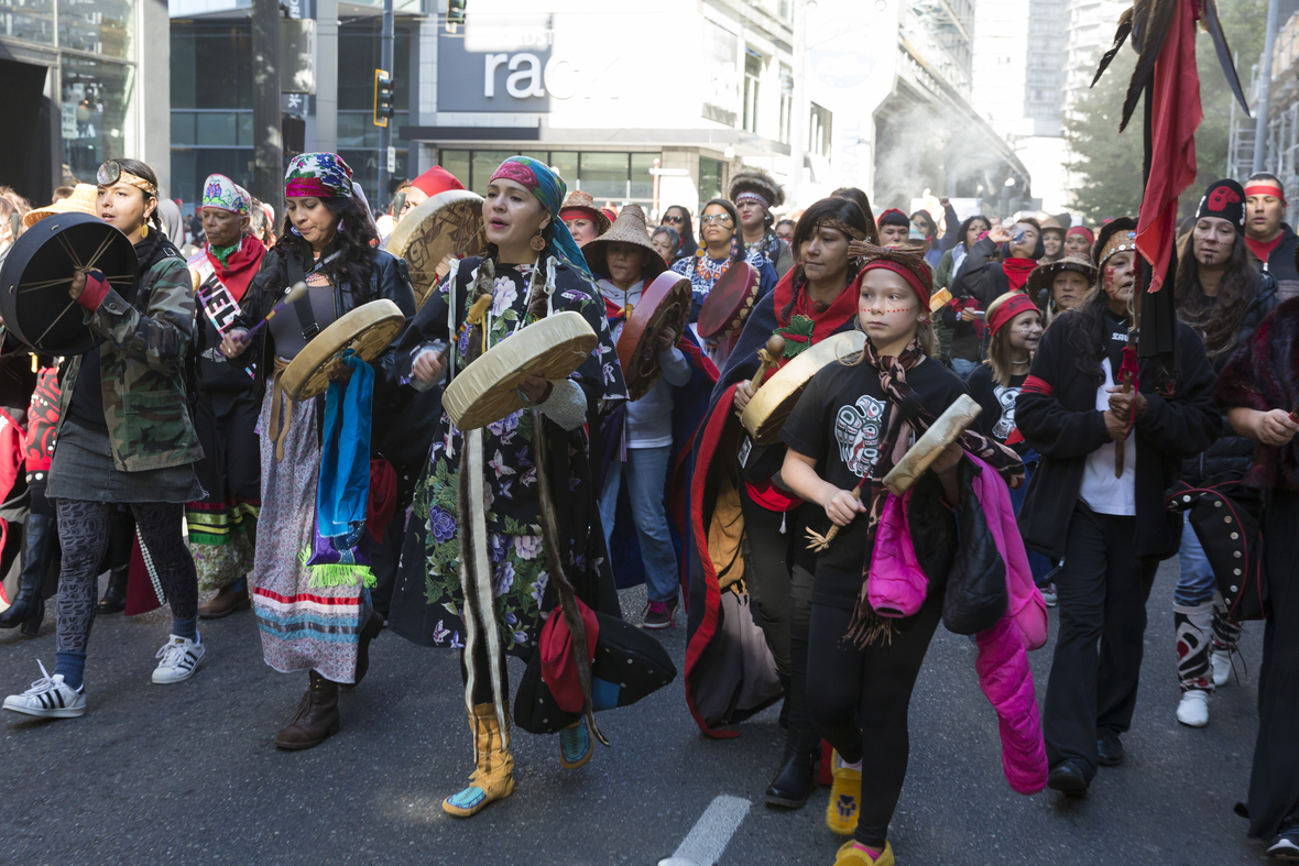 Demonstration in Seattle am Tag der Indigenen Bevölkerung 2017. Indigene und andere Menschen nahmen an dem Marsch teil.